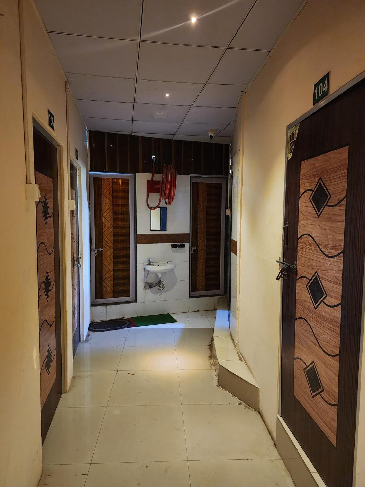 Hotel Diamond Ac Dormitory And Guest House Surat Exterior photo