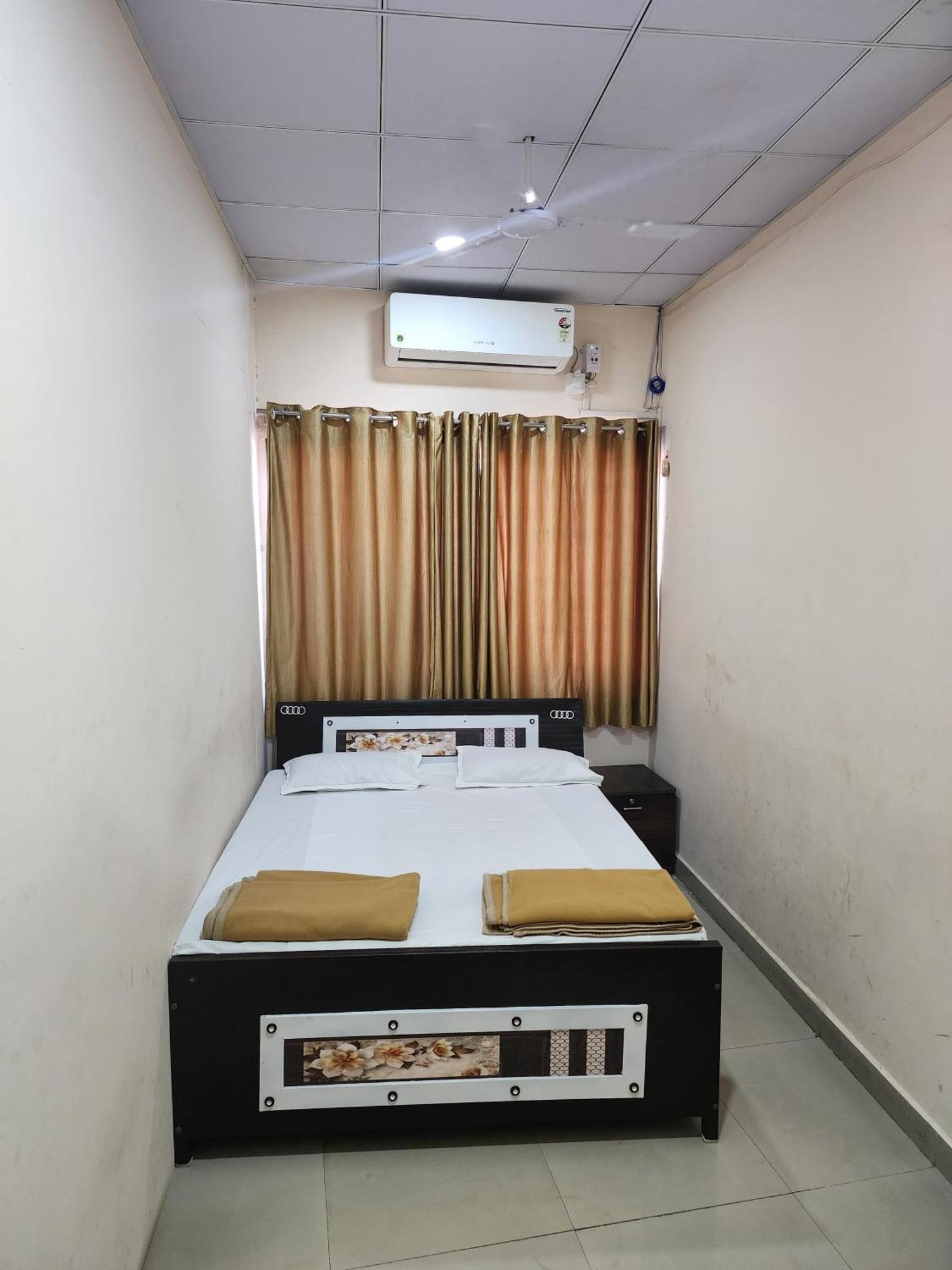 Hotel Diamond Ac Dormitory And Guest House Surat Exterior photo