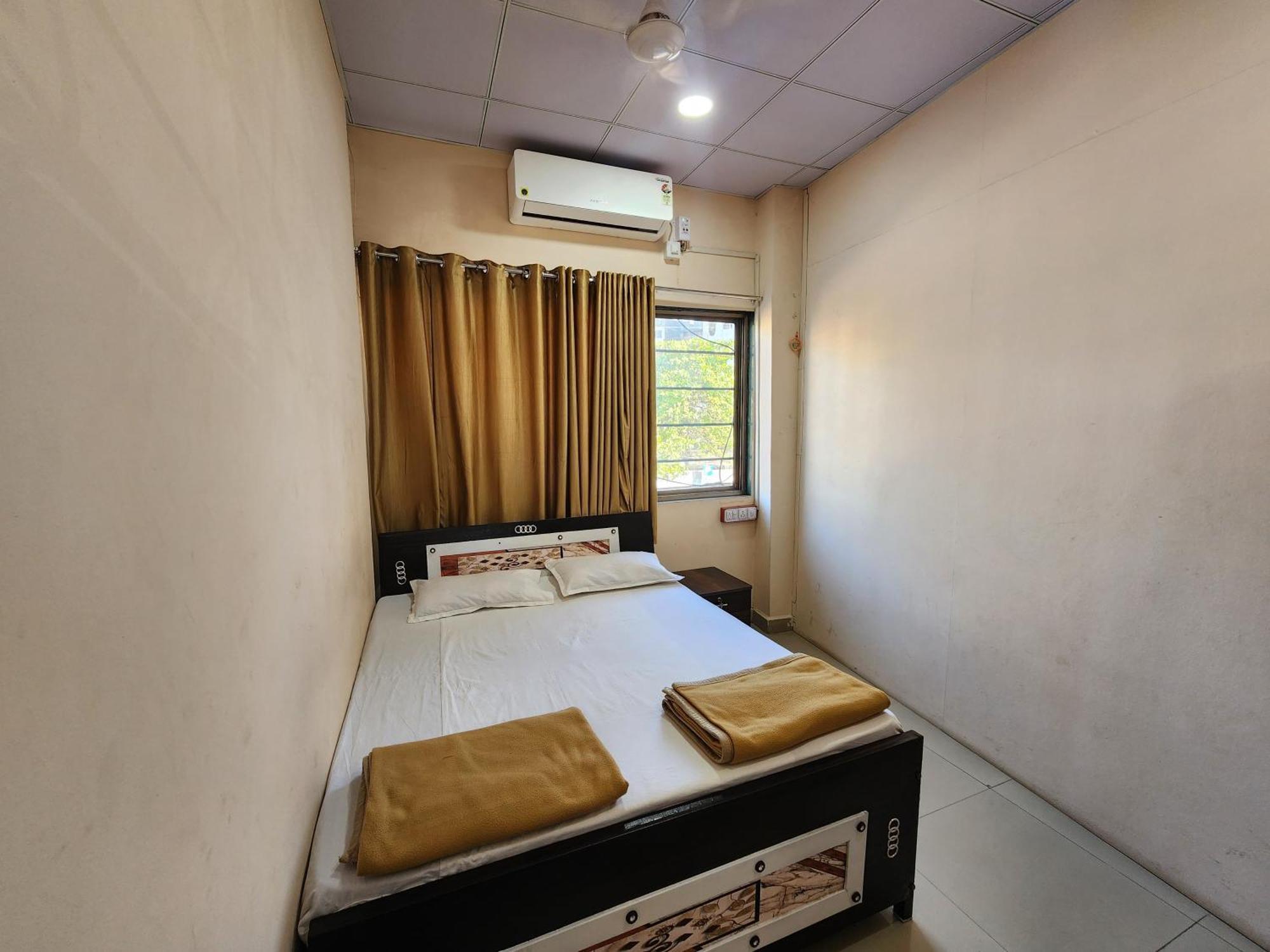 Hotel Diamond Ac Dormitory And Guest House Surat Exterior photo