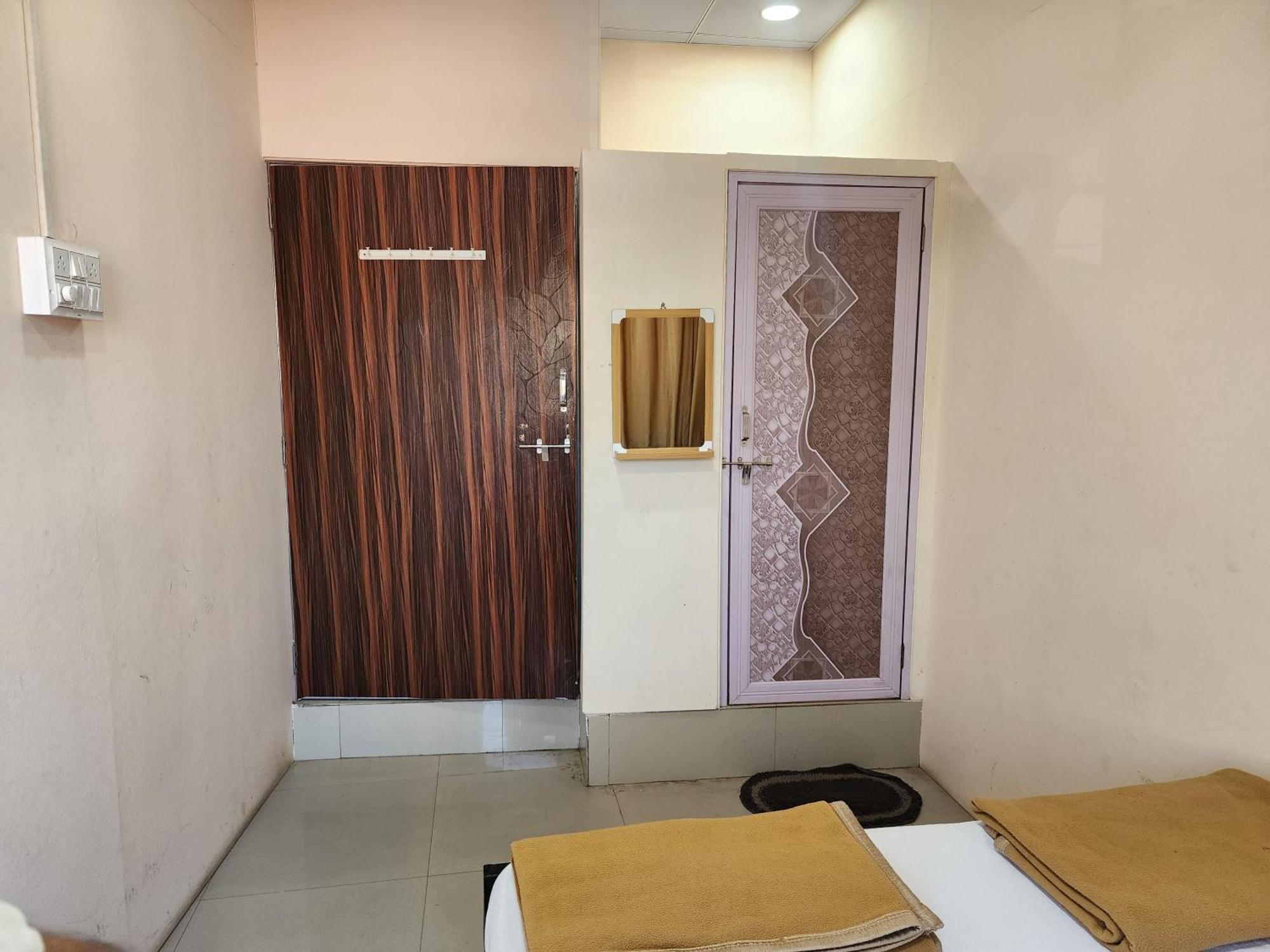 Hotel Diamond Ac Dormitory And Guest House Surat Exterior photo